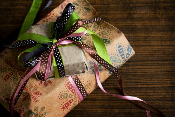 Paquets-cadeaux bandés avec des rubans colorés