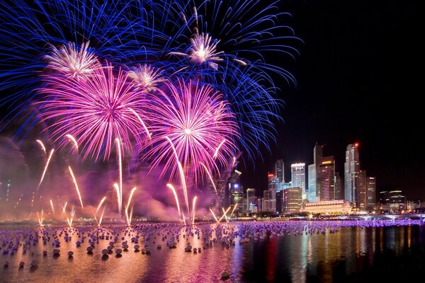 Feuerwerk auf dem Wasser über der Metropole