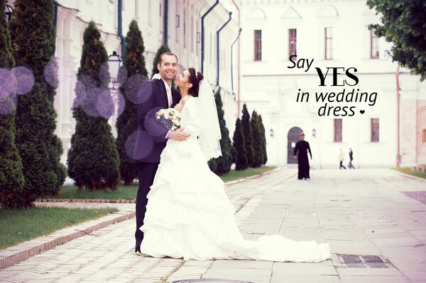 Glückliches Hochzeitspaar, Braut und Bräutigam auf Kirche Hintergrund. liebe dazwischen