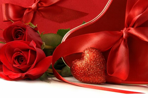 Ein Herz, ein paar Rosen, rote Schleifen. Liebe