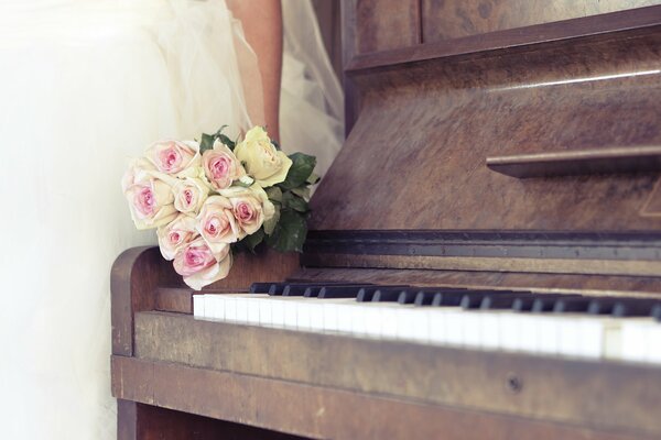 Bouquet de roses roses au piano