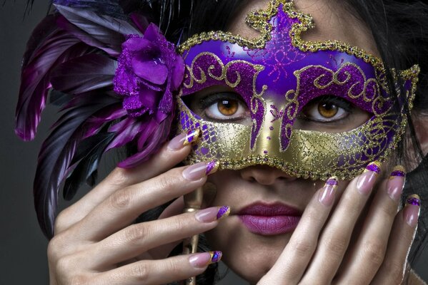 Fille avec un beau masque sur lequel les plumes