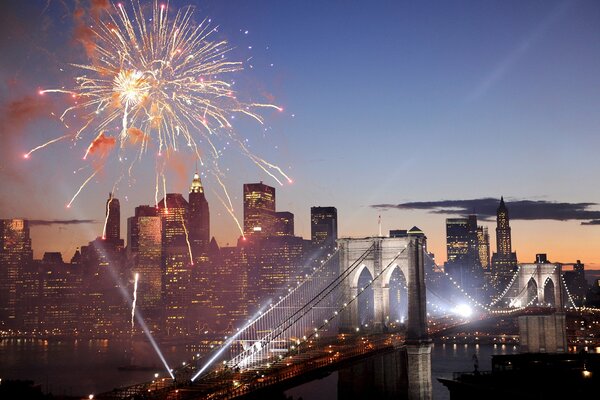 New Yorker Gruß in der Nacht auf der Brooklyn Bridge