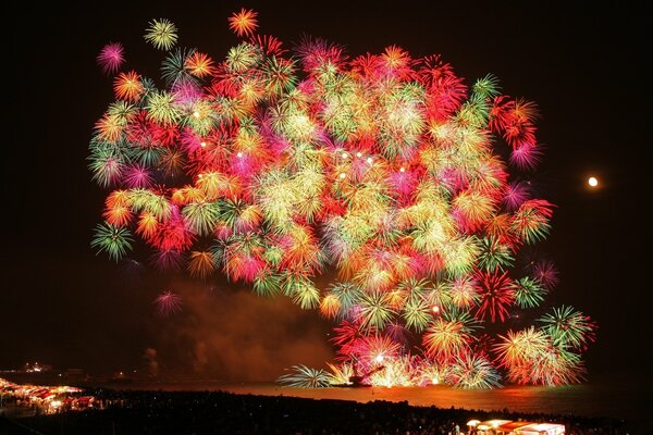 Fuegos artificiales sobre la ciudad nocturna