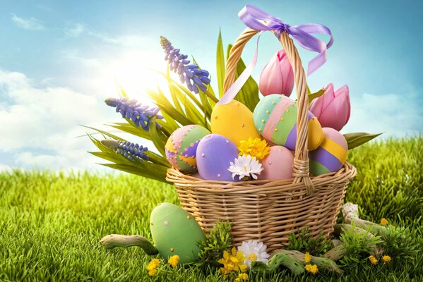 Uova di Pasqua dipinte in un cestino