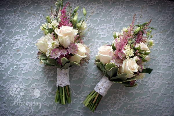 Bellissimo bouquet con rose bianche