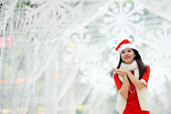 Dziewczyna azjatka w kostiumie noworocznym uśmiecha się