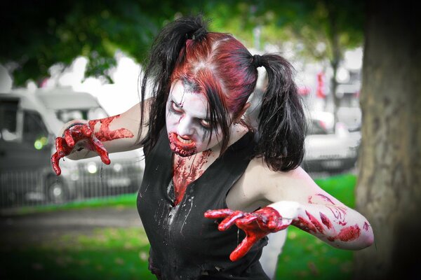 Dziewczyna w zakrwawionym kostiumie Zombie