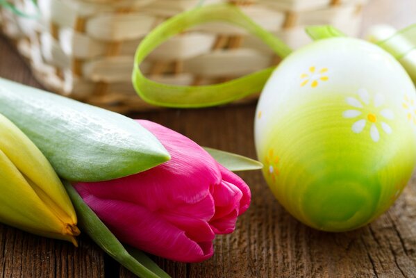 Oeuf de Pâques, panier et tulipes