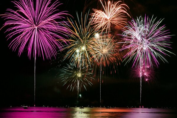 Fuegos artificiales festivos sobre un fondo oscuro