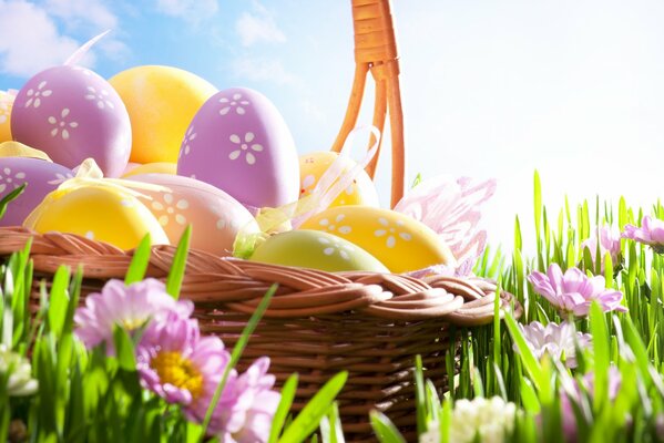 Le uova di Pasqua si trovano in un cesto di vimini