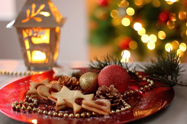 Ciasteczka imbirowe na pięknym świątecznym talerzu
