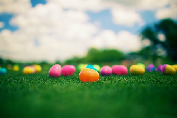 Rocío de huevos de Pascua brillantes en la hierba