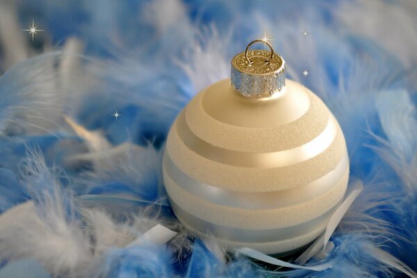 Thème de Noël boule blanche sur les plumes bleues