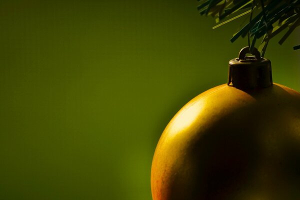 Macro fotografía de juguetes navideños en el árbol de Navidad