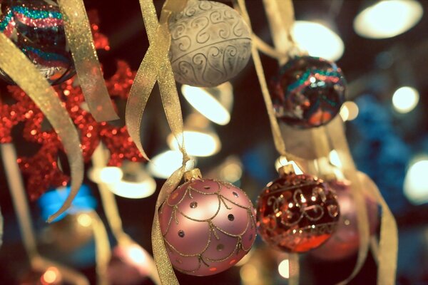 Weihnachtsschmuck auf goldenem Band