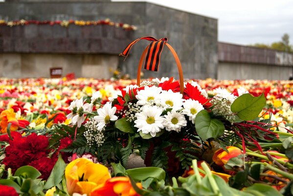 Вознесенные букеты у мемориалы