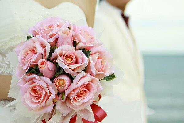 Delikatny różowy bukiet na ślub