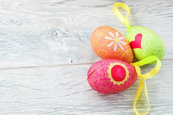 Tres huevos de Pascua sobre un fondo gris