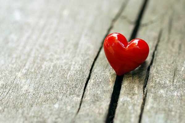 Fondo colgante corazón en banco de madera