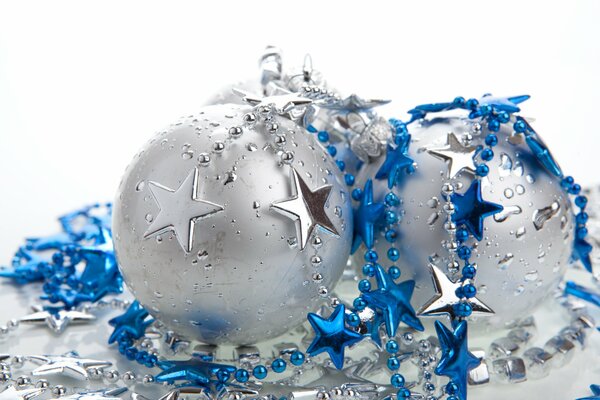 Boules de Noël argentées et guirlandes