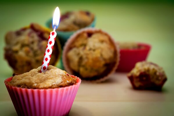 Cupcake mit einer Kerze mit eigenen Händen