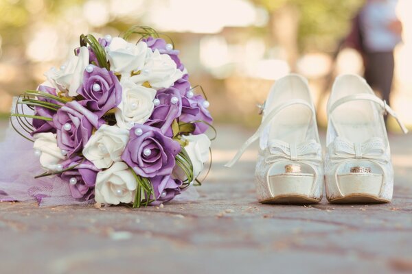 Ramo de novia y zapatos en adoquines