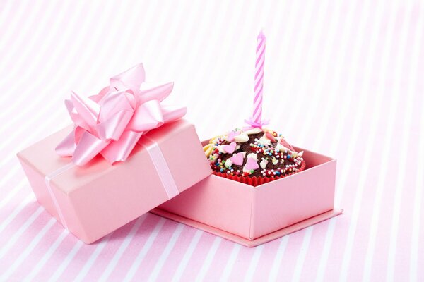Słodki prezent w pudełku z życzeniami dla urodzinowego chłopca
