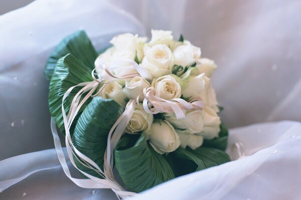 Hochzeitsstrauß aus weißen kleinen Rosen