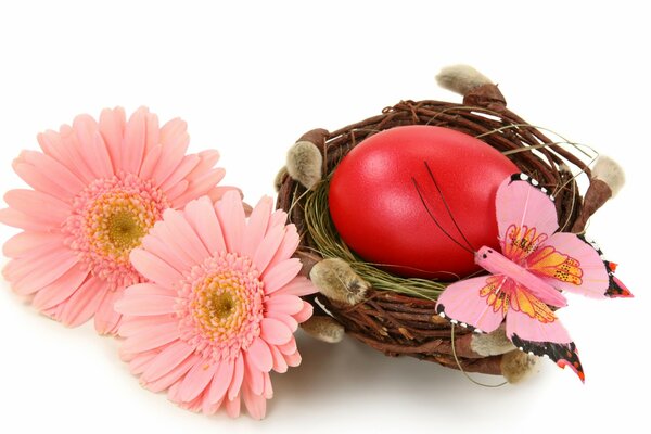 Rotes Ei mit rosa Blüten