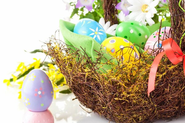 Ostern Thema Korb mit Eiern und Blumen