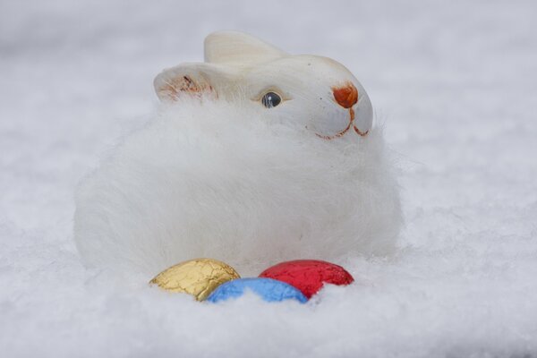 Osterhase mit Eiern im Schnee