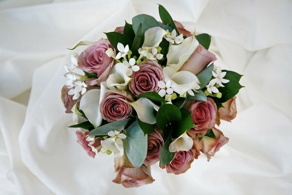 Le bouquet de mariage de la mariée attend l heure solennelle