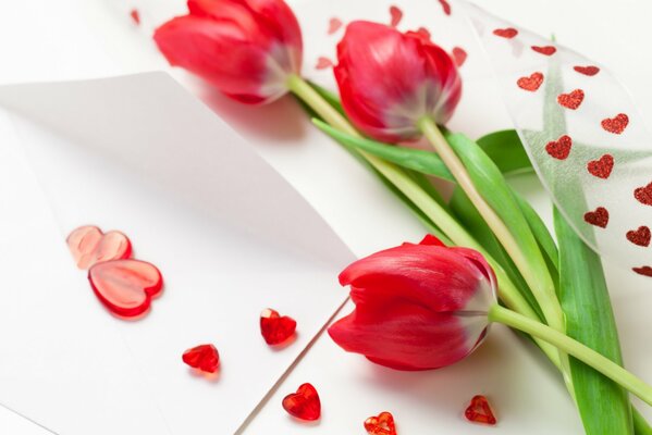 Tulipes rouges avec des coeurs rouges