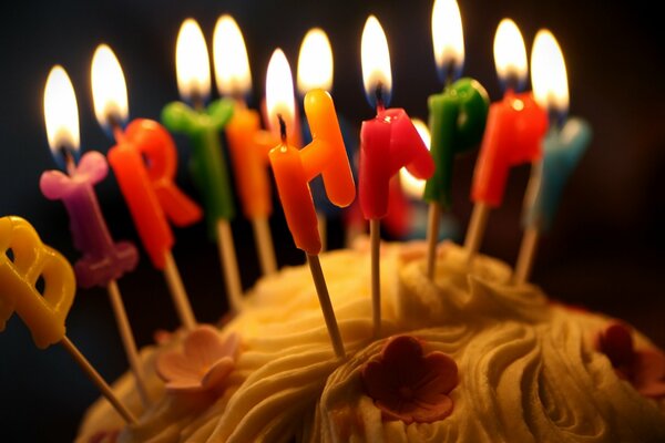 Pastel de cumpleaños con crema y velas