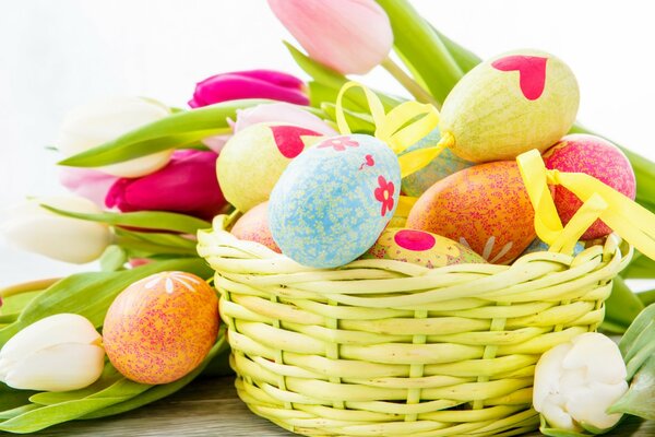 Koszyk wielkanocny: jajka, tulipany
