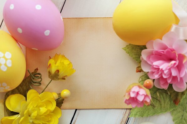 Oeufs de Pâques couché à côté des fleurs