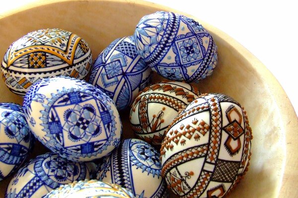 Painted eggs in a plate with threads