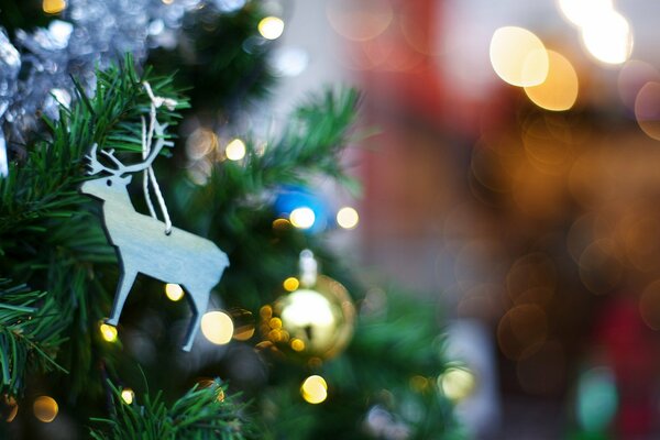 Ein Spielzeughirsch, der am Weihnachtsbaum hängt