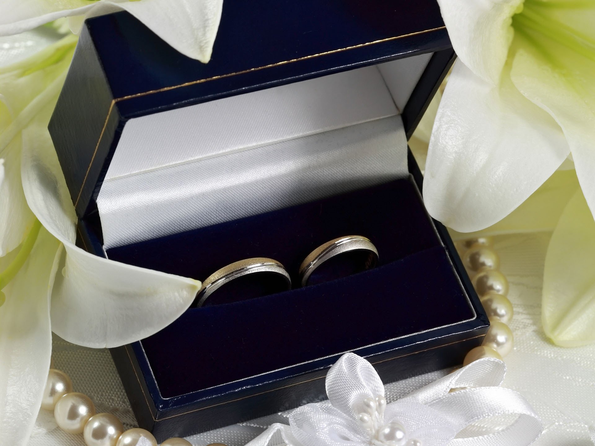 wedding rings box flower petals decoration