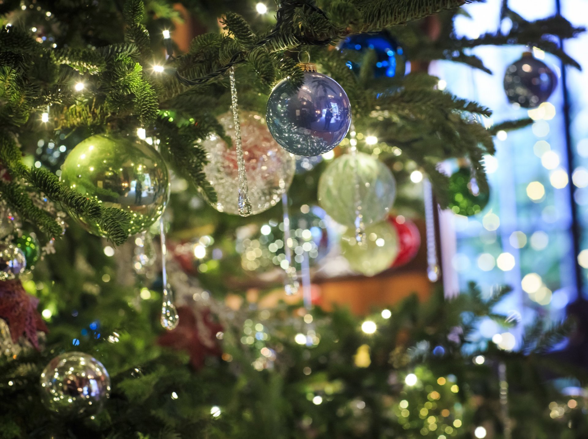 árbol de navidad vacaciones decoraciones bolas. carámbanos luces