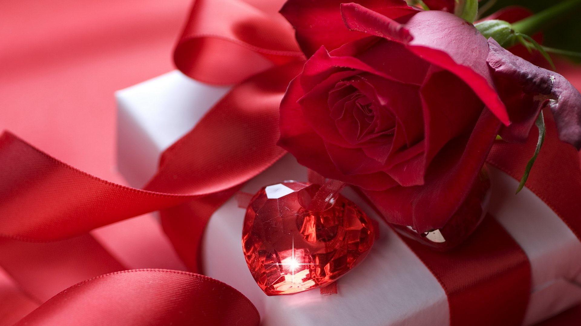 vacances saint valentin fête de tous les amoureux amour sentiments fleurs rose rouge cadeau boîte emballage arc ruban satin soie gemme pierre rubis