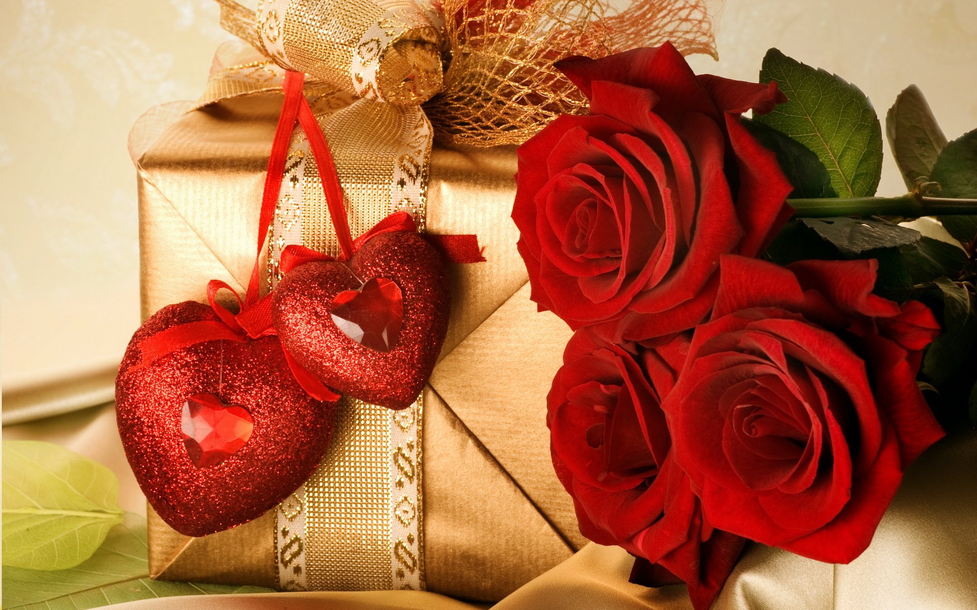 vacaciones día de san valentín día de san valentín amor sentimientos flores rosas rojo regalo caja embalaje lazo cinta oro dos corazones corazones pareja