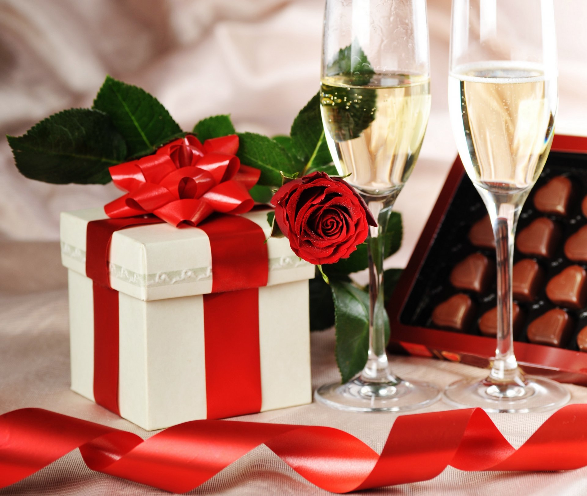 feiertag geschenk champagner gläser rose süßigkeiten schockkalte herzen box band geburtstag valentinstag