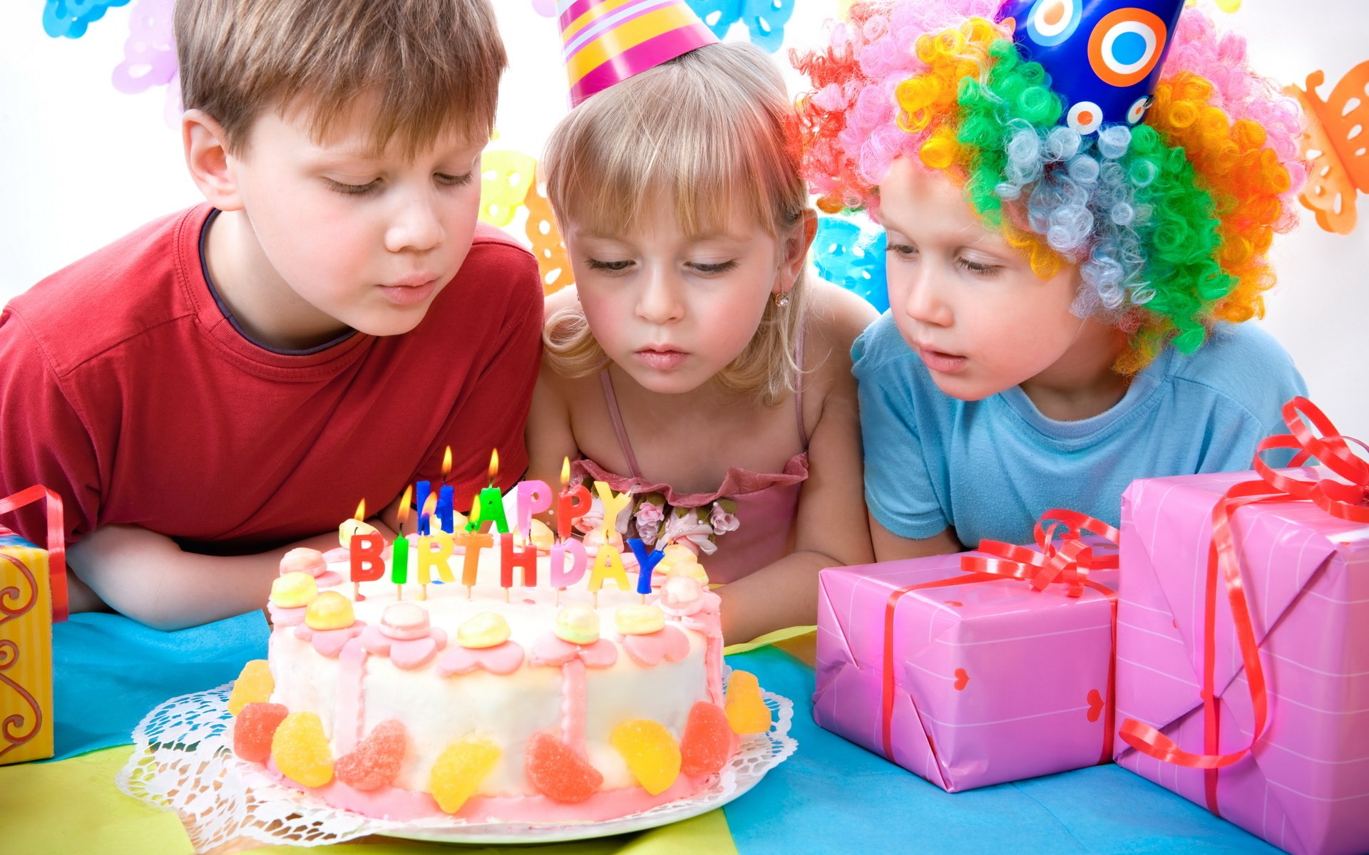 feiertage geburtstag kuchen kinder kind geschenk band band rosa junge mädchen