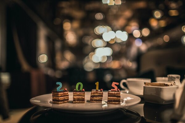 Kuchenstücke mit Kerzen auf einem Teller