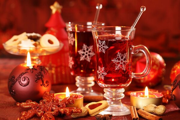 Vin chaud à la cannelle et biscuits