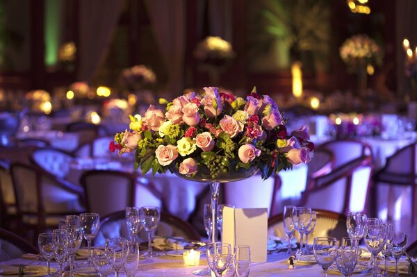 Bouquet romantico sul tavolo con bicchieri