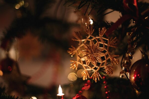 Juguete de árbol de Navidad de oro con forma de copo de nieve