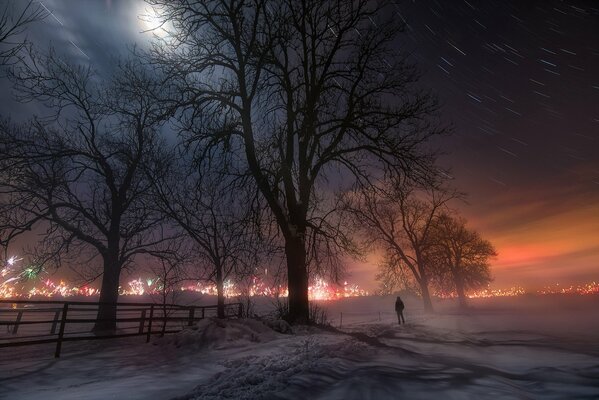 Nachtstadt im Licht der Lichter im Winter